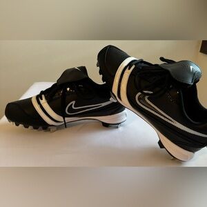 Nike Women’s Diamond Slasher Black & White Baseball Cleats Size 8.5